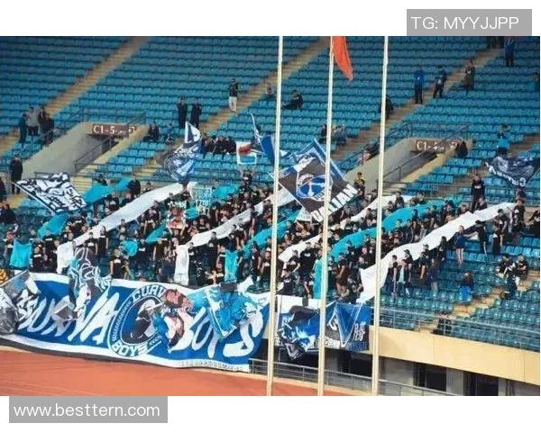 当狂热球迷偶遇心中偶像那一刻全场欢呼热泪盈眶