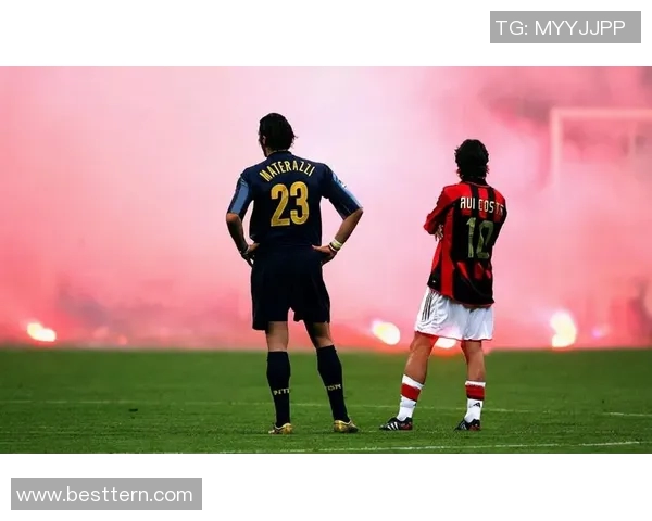 绿茵场上孤独英雄背影定格瞬间诉说无尽热爱