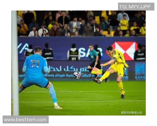 足球全能中场巨星崛起 技艺全面统治赛场引领新时代风潮 足球全能中场巨星崛起 技艺全面统治赛场引领新时代风潮