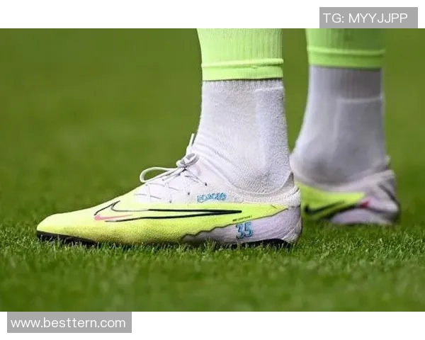 黄色足球鞋球星专属款是谁的标志性战靴解析 黄色足球鞋球星专属款是谁的标志性战靴解析